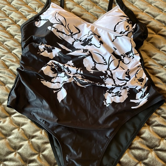 Black/white swimsuit - Picture 3 of 11